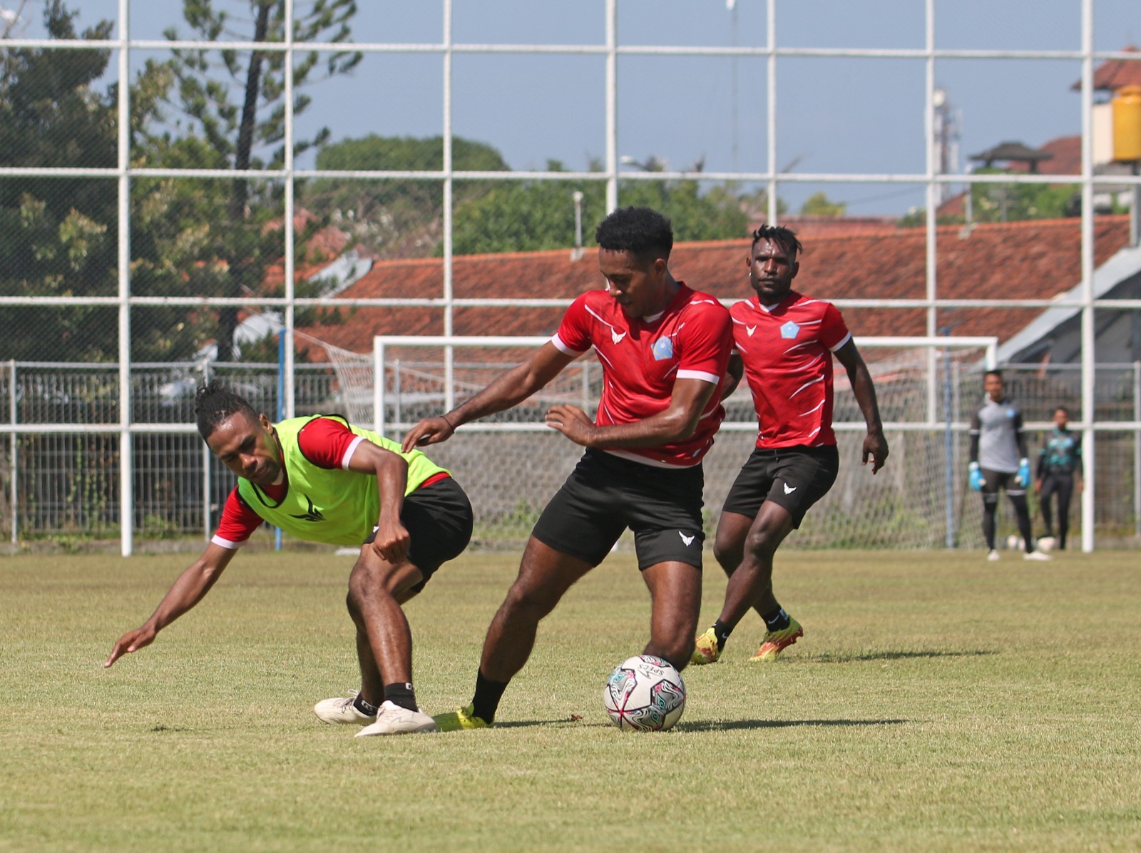 Dua pemain muda PSBS Biak saat mengikuti pemusatan latihan di Lapangan sepak bola Samudra, Tuban, Kuta, Bali, Jumat (25/8/2023). Para pemain debutan ini menunjukkan progres positif saat berlatih. (Foto: PSBS/Adelio Putra)