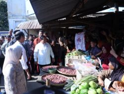 Menhan Prabowo Dampingi Presiden Jokowi Blusukan di Pasar Grogolan, Pekalongan