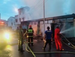 13 Unit Kios di Kompleks Pajak Mini Kota Tebing Tinggi Hangus Terbakar
