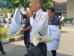 Gabungan LSM Anti Korupsi Sumsel Gelar Aksi di Kejari Palembang 