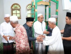 Bupati Tapsel Jadi Imam Salat Jumat di Batang Angkola