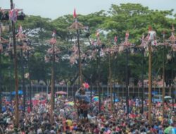 Ribuan Masyarakat Padangsidimpuan Tumpah Ruah Hadiri Pesta Rakyat Meriahkan lomba  78 Pohon Panjat Pinang HUT RI 78 Di Stadion H.m. Nurdin