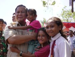 Momen Prabowo Nyanyi Lagu O Ulate Bersama Ibu-ibu di Pulau Moa