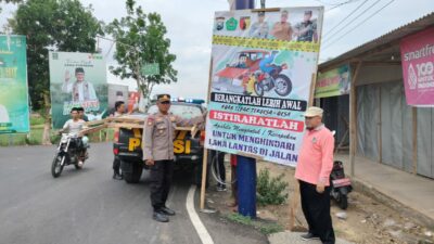 Kapolsek dan Camat Pakong Pasang Himbauan Tertib Lalulintas