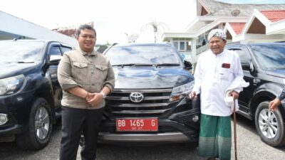 Bupati Tapsel Serahkan Bantuan 5 Unit Kenderaan Mobil Dinas Kepada Ormas Islam