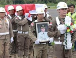 Jenazah Alm Ir.Lakhomizaro Zebua Tiba Di Bandara Binaka