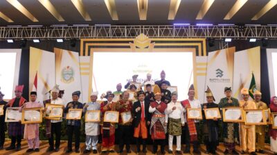 Pj. Walikota Padangsidimpuan Terima Penghargaan Pembangunan Daerah Terbaik III Tahun 2024