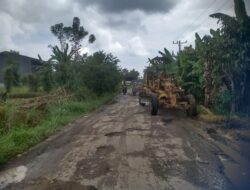 Warga Arse Bangun Jalan Provinsi Yang Rusak Parah Menahun