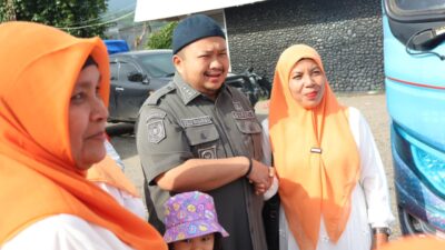 Bupati Tapsel Berangkatkan Jamaah BKMT Ikuti Halal Bi Halal Ke Medan