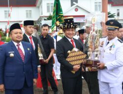 Pj Gubsu Serahkan Tunggul Kecamatan Terbaik I Kategori Kabupaten Tingkat Provsu Ke Camat Sipirok