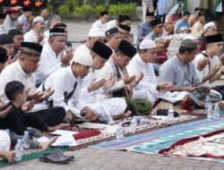 Pj Walikota Dan Keluarga Laksanakan Sholat Idul Adha 1445 H di Lapangan Merdeka Tebing Tinggi