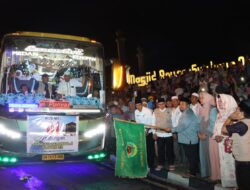 Bupati  Dolly Lepas  220 JCH Tapsel Menuju Asrama Haji Medan