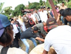 Bupati Tapsel dan Keluarga Laksanakan Salat Iduladha Bersama Warga Tanjung Dolok