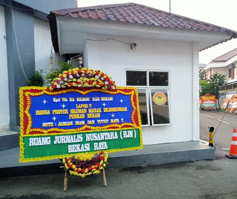 Foto: Sebuah papan bunga yang diletakkan di depan Kantor Kejaksaan Negeri Kabupaten Bekasi