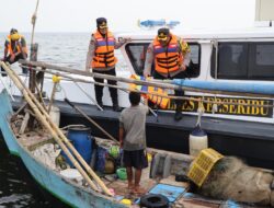 Kapolres Kepulauan Seribu Pimpin Bakti Sosial Polwan Polres Kepulauan Seribu kepada Nelayan dalam Rangka HUT Polwan Ke-76