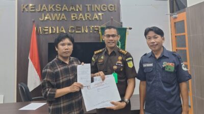 Foto : LSM-MASTER Laporkan Dinas SDABMBK Kab. Bekasi ke Kejati Jabar