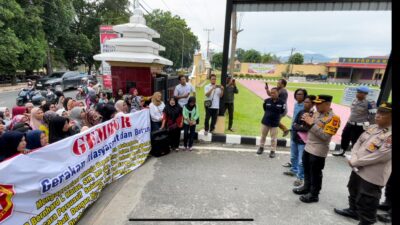 Ratusan Emak Emak Alianasi GEMBUR Orasi DiPolres Labuhanbatu