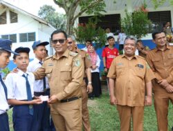 Plt Bupati Tapsel Bagikan KIA Ke Siswa-Siswi SD dan SMP Angkola Timur