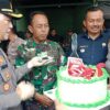 Kapolsek Nagreg Berikan Kejutan Kue Ulang Tahun Kepada Danramil 2402/Cicalengka Dalam Rangka HUT TNI Ke-79