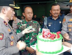 Kapolsek Nagreg Berikan Kejutan Kue Ulang Tahun Kepada Danramil 2402/Cicalengka Dalam Rangka HUT TNI Ke-79