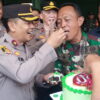 Tiga Kapolsek Berikan kejutan Kue Ulang tahun TNI ke – 79 ke Mako Korami 2402 Cicalengkal 2042