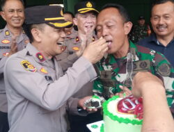 Tiga Kapolsek Berikan kejutan Kue Ulang tahun TNI ke – 79 ke Mako Korami 2402 Cicalengkal 2042