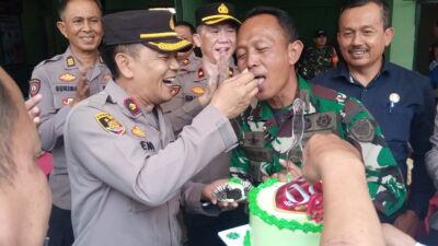 Tiga Kapolsek Berikan kejutan Kue Ulang tahun TNI ke – 79 ke Mako Korami 2402 Cicalengkal 2042