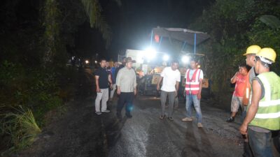 Bupati Tapsel Tinjau Pengaspalan Jalan di Angkola Selatan, Warga Sambut Antusias