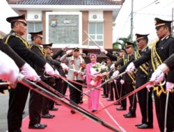 Polres Pamekasan Gelar Serah Terima Jabatan dengan Tradisi Pedang Pora