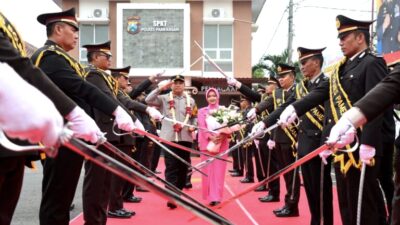 Polres Pamekasan Gelar Serah Terima Jabatan dengan Tradisi Pedang Pora