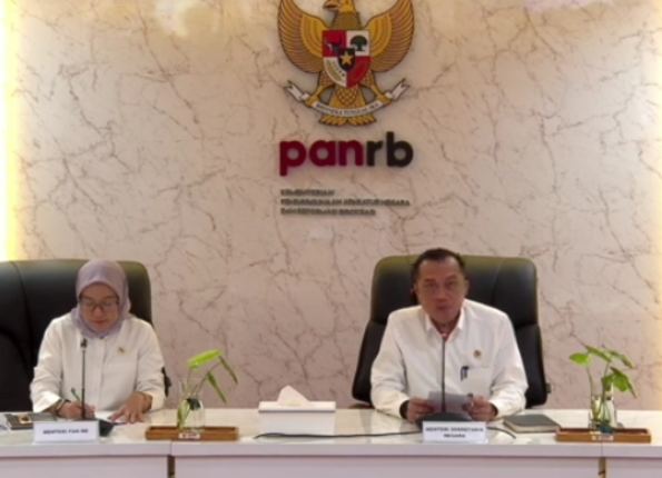 Prasetyo Hadi mengumumkan percepatan pengangkatan CASN dalam konferensi pers di Kantor Kementerian PANRB, Jakarta, 17 Maret 2025